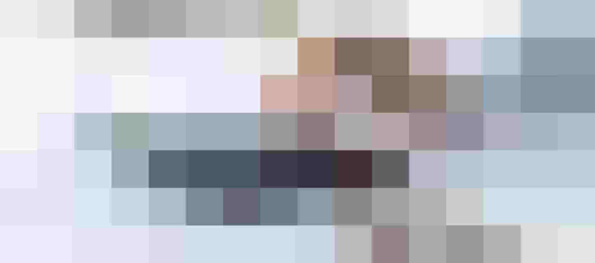 Hand am Taschenrechner mit Münzstapeln zur Berechnung von Energiekosten und Einsparpotenzial