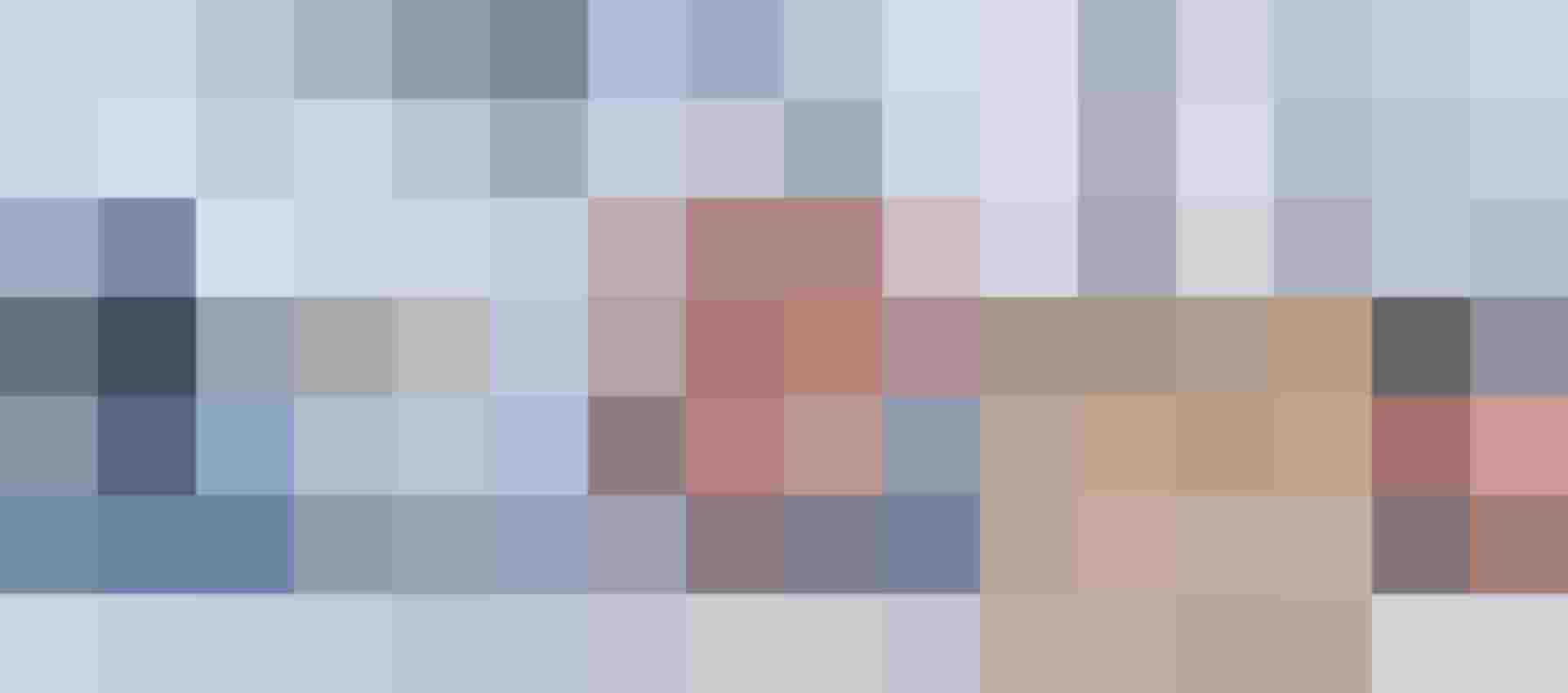 Hand legt Holzblock mit Schriftzug Insurance auf Turm Symbol für Energieversicherung und Nachhaltigkeit