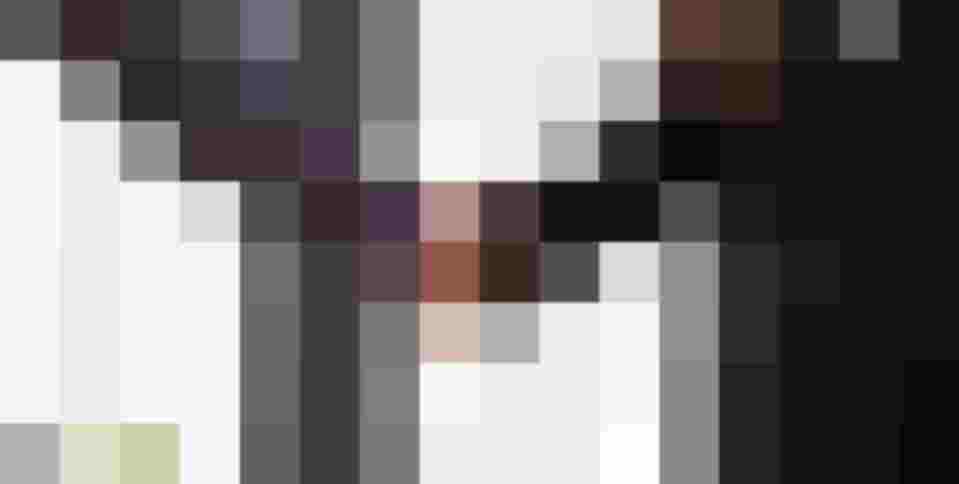 Geschäftlicher Handschlag zwischen Partnern symbolisiert nachhaltige Energielösungen und Zusammenarbeit