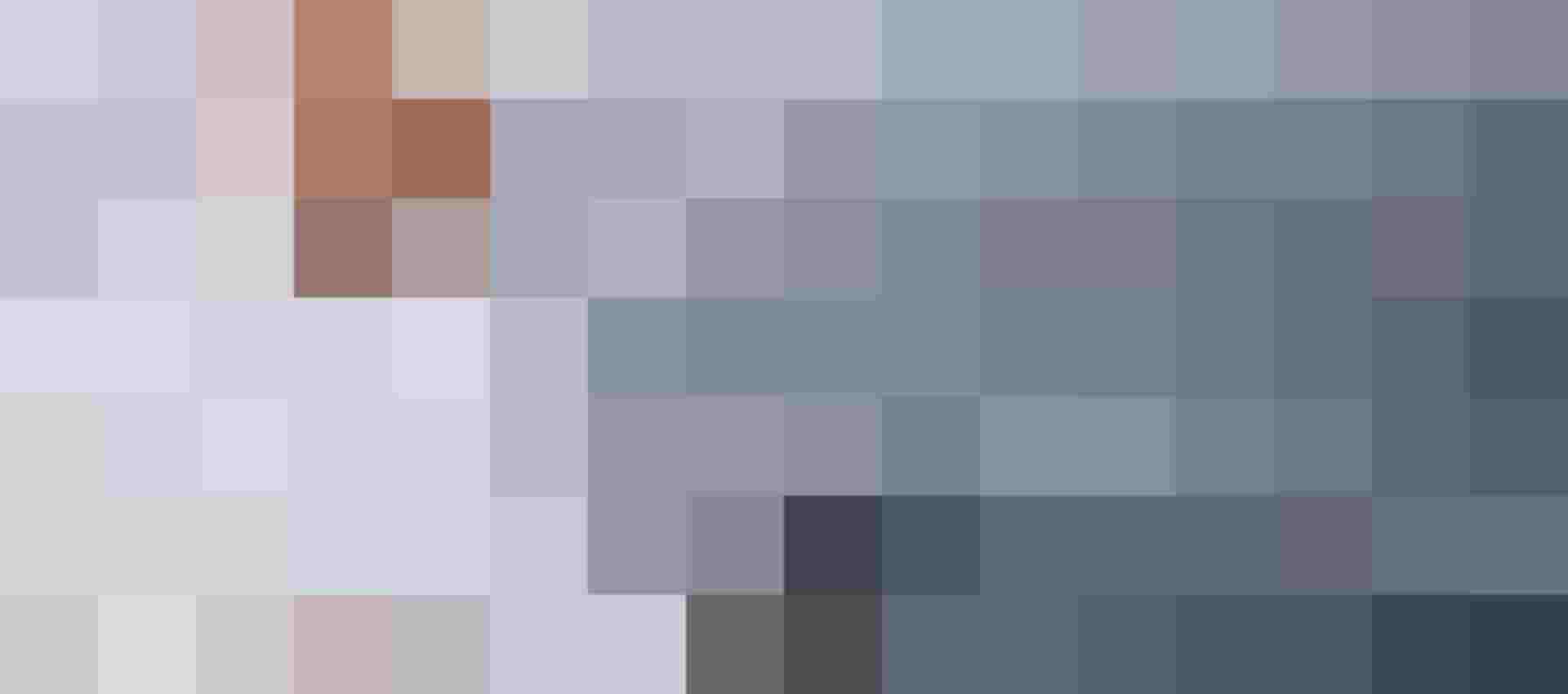 Mann mit Helm prüft Photovoltaikmodule mit Laptop nachhaltige Energielösungen für Unternehmen