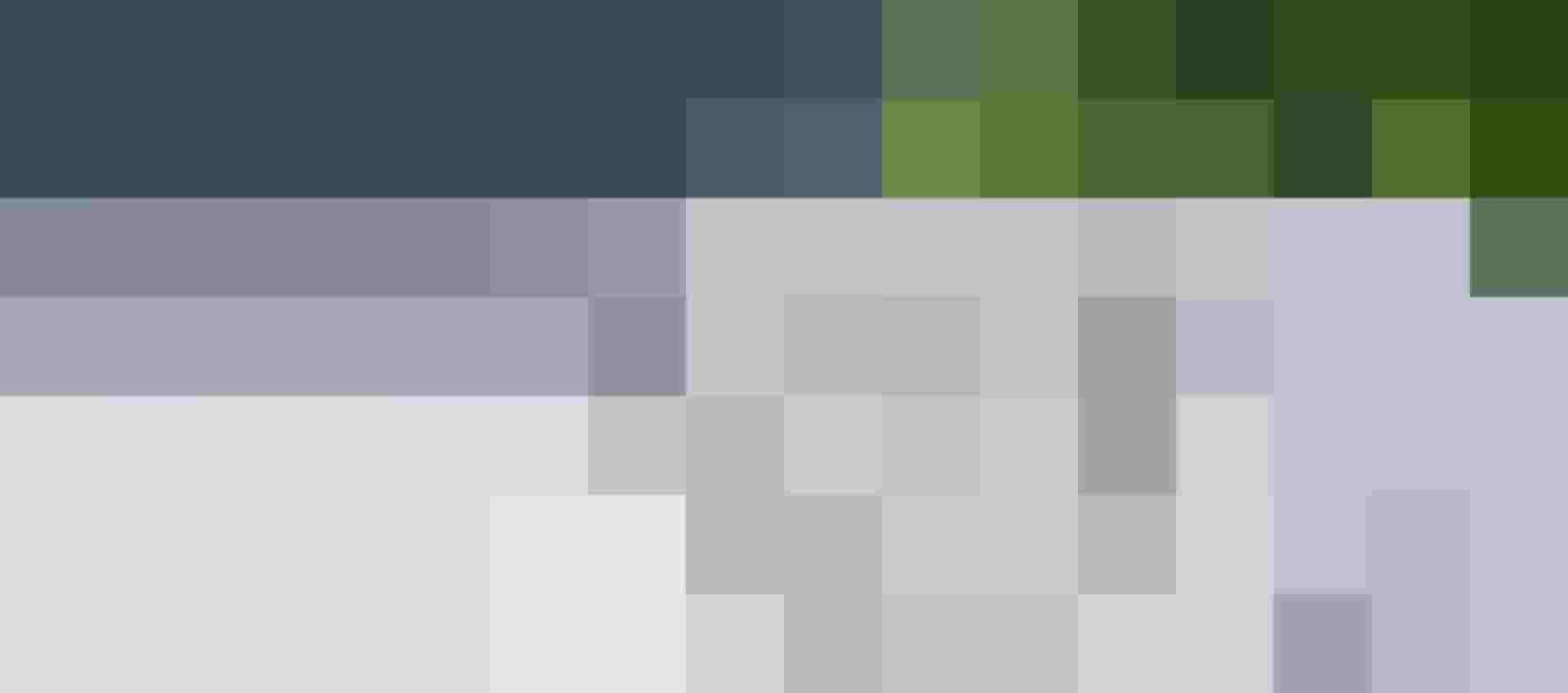 Reihe moderner Wärmepumpen an Firmengebäude für nachhaltige Energielösungen und Klimabilanz