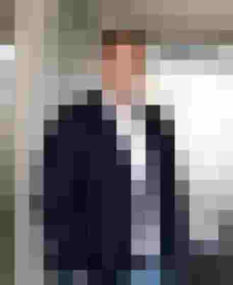 Solaranlage mit Batteriespeicher auf Firmendach für nachhaltige Unternehmensenergieversorgung